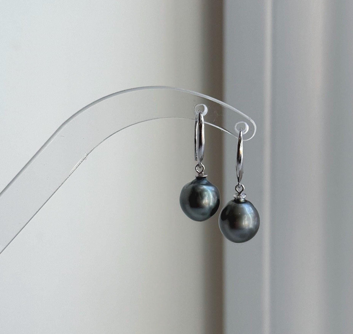 Elly’s 9.8mm Tahitian Platinum ocean Pearls Earrings Hooks: Extreme luster Mirrored, 2.5cm high, S925 silver earrings hooks.