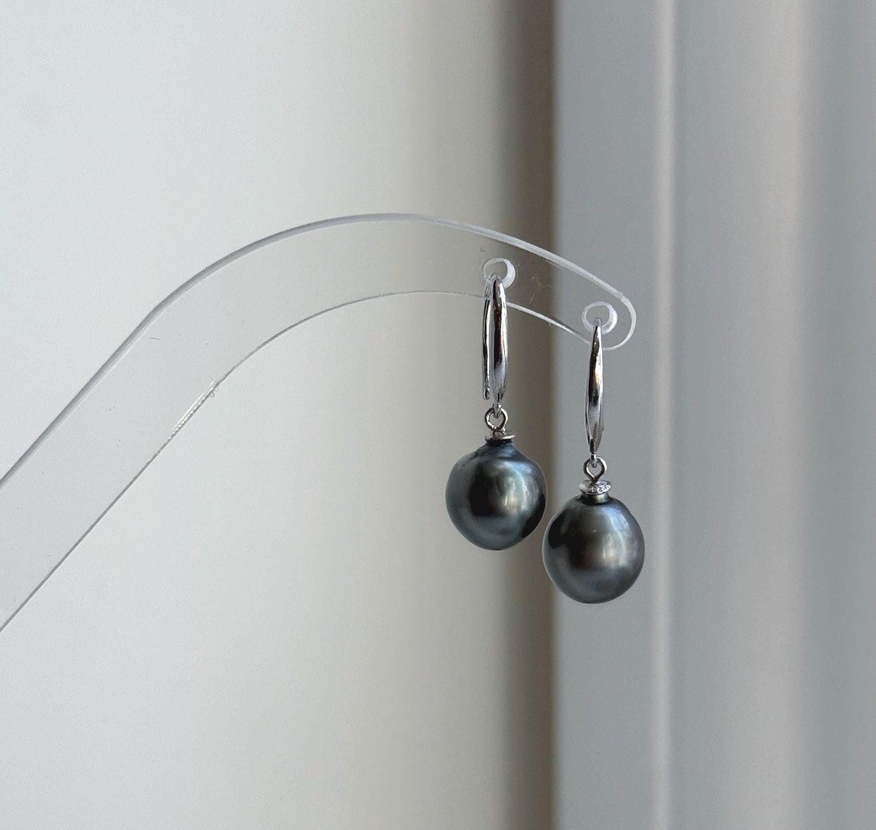 Elly’s 9.8mm Tahitian Platinum ocean Pearls Earrings Hooks: Extreme luster Mirrored, 2.5cm high, S925 silver earrings hooks.
