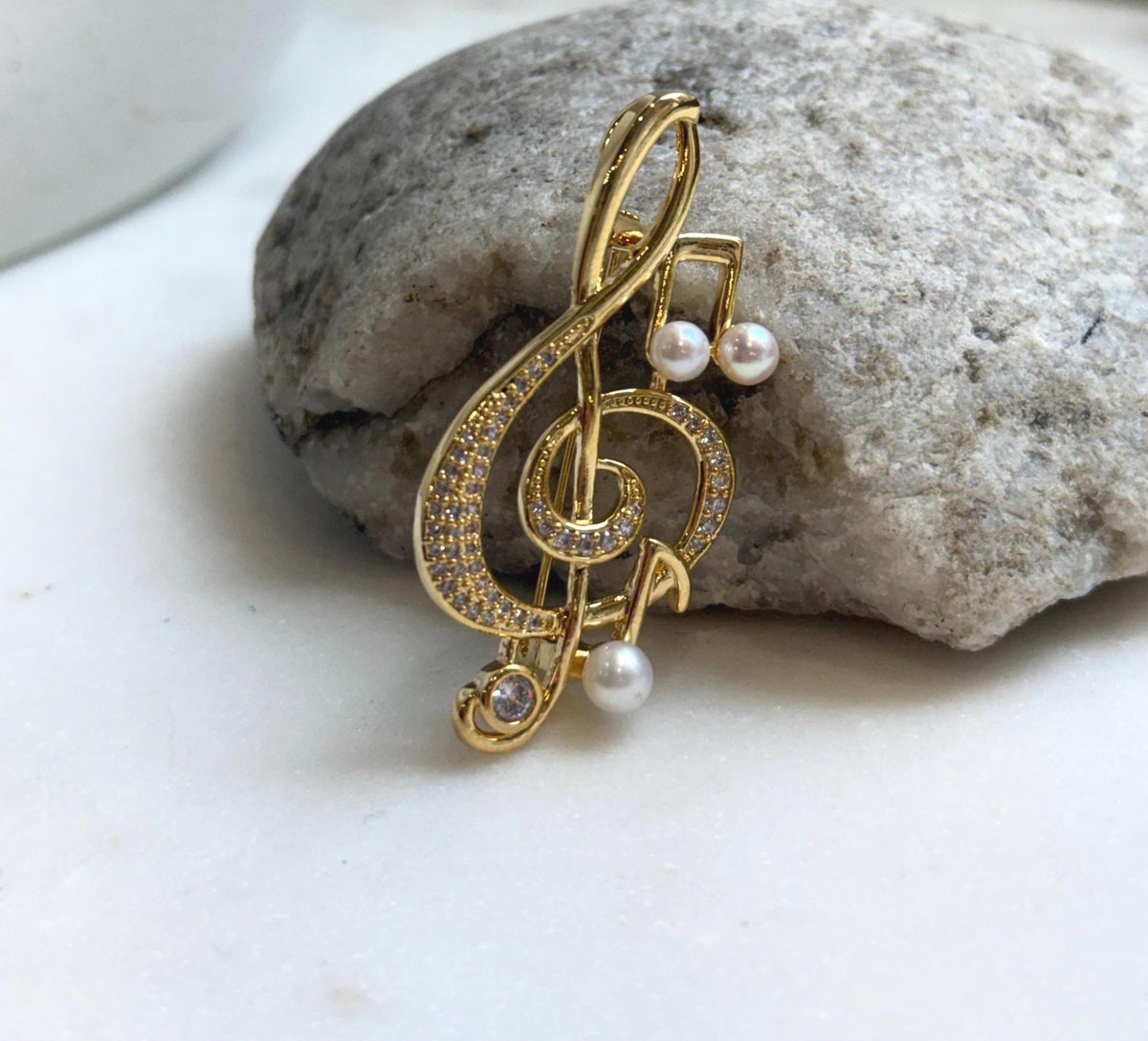 Elly’s white Pearls Treble Clef  Brooch Pendant 2in1: Extreme luster mirrored, 4.3-5mm, 2.5x4.7cm, daily office music brooch for her holiday