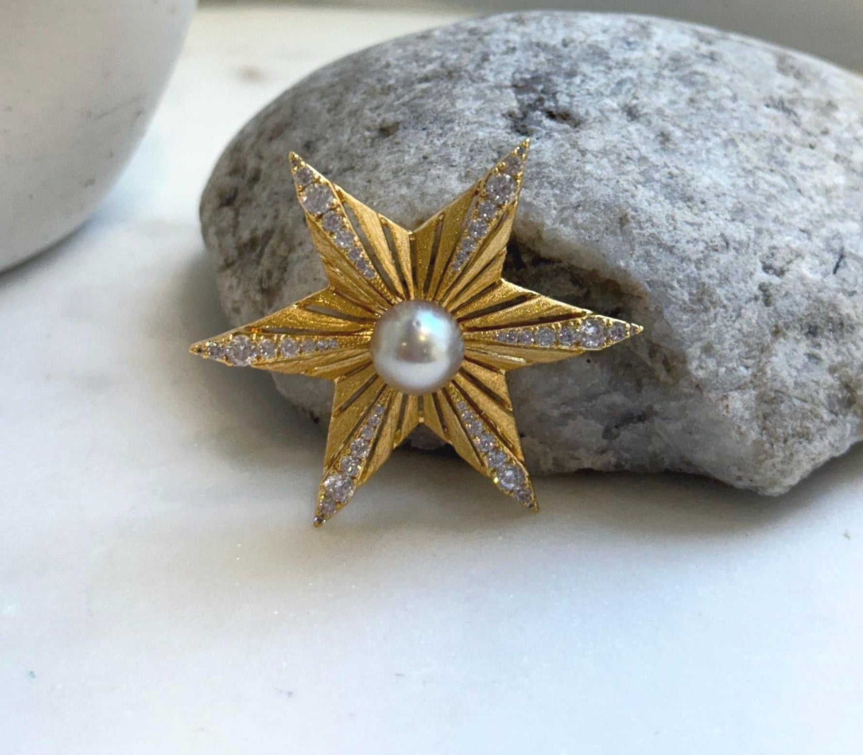 Elly’s South Sea ivory champagne ocean Pearl Brooch Pendant 2in1: extreme luster mirrored,9.4mm,4.7cm dia.no chain. daily office star brooch for her holiday