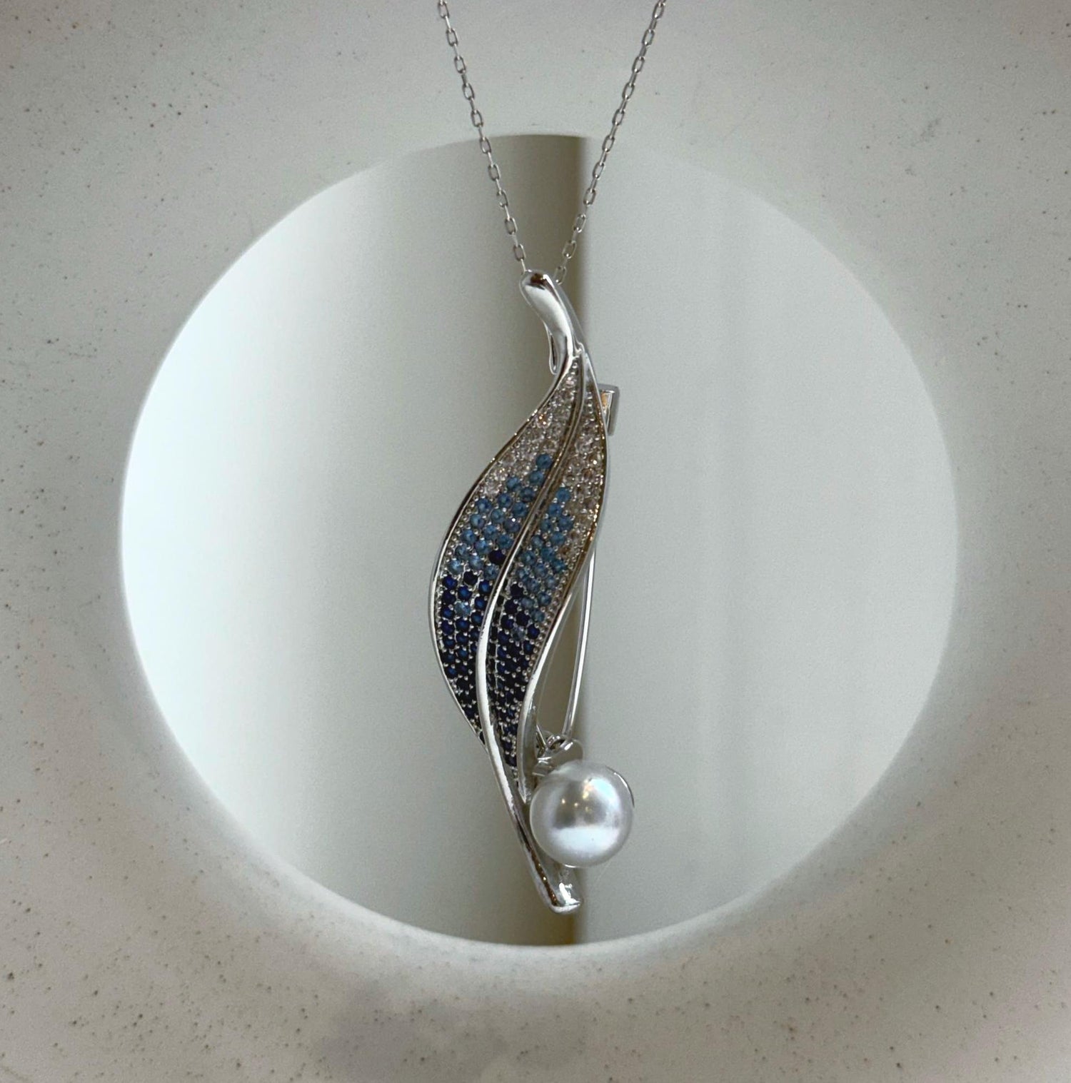 Elly’s 8.7mm Akoya ocean pearl Leaf brooch pendant 2in1: Extreme luster mirrored, 2.3x5.4cm, no chain.