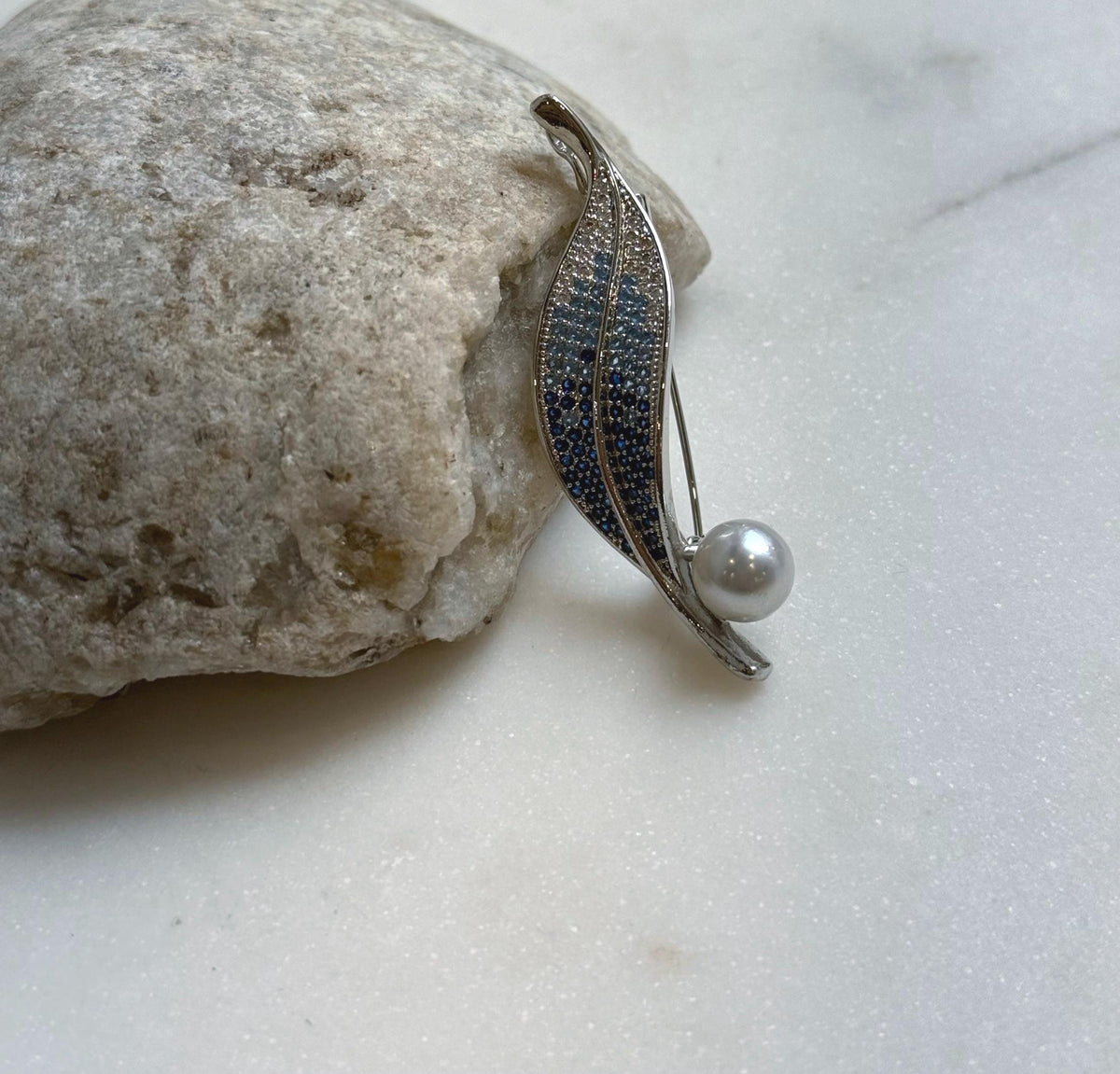 Elly’s 8.7mm Akoya ocean pearl Leaf brooch pendant 2in1: Extreme luster mirrored, 2.3x5.4cm, no chain. daily office brooch for her holiday