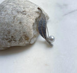 Elly’s 8.7mm Akoya ocean pearl Leaf brooch pendant 2in1: Extreme luster mirrored, 2.3x5.4cm, no chain.