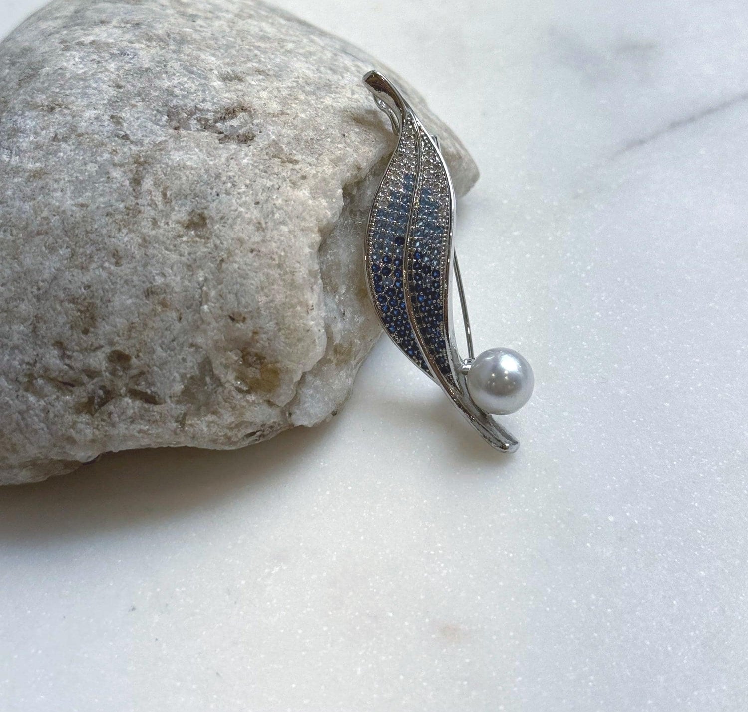 Elly’s 8.7mm Akoya ocean pearl Leaf brooch pendant 2in1: Extreme luster mirrored, 2.3x5.4cm, no chain.