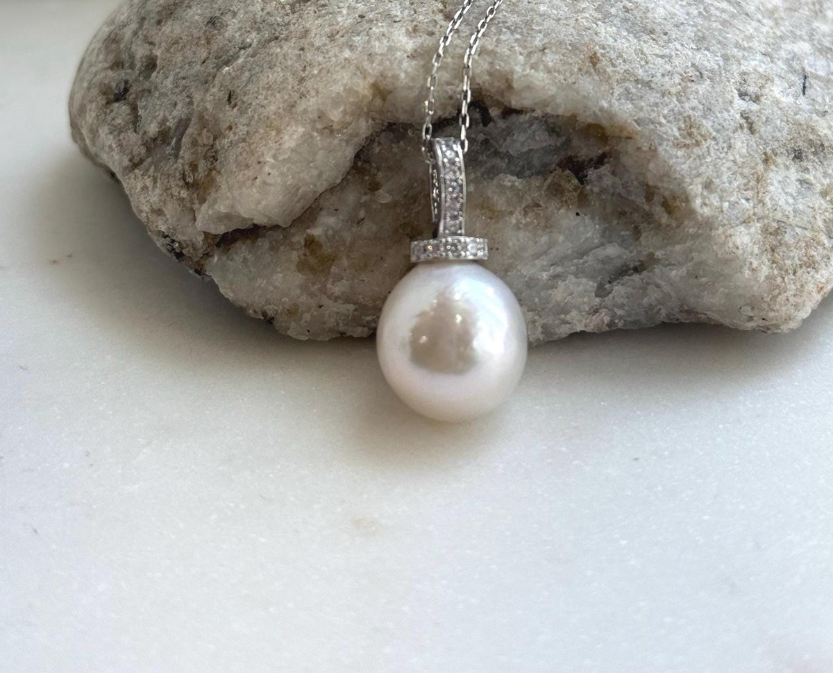 Elly’s 13.7mm Edison Cold White Pearl Pendant: Extreme luster, 2.6cm high, s925 silver minimalist pendant necklace set.
