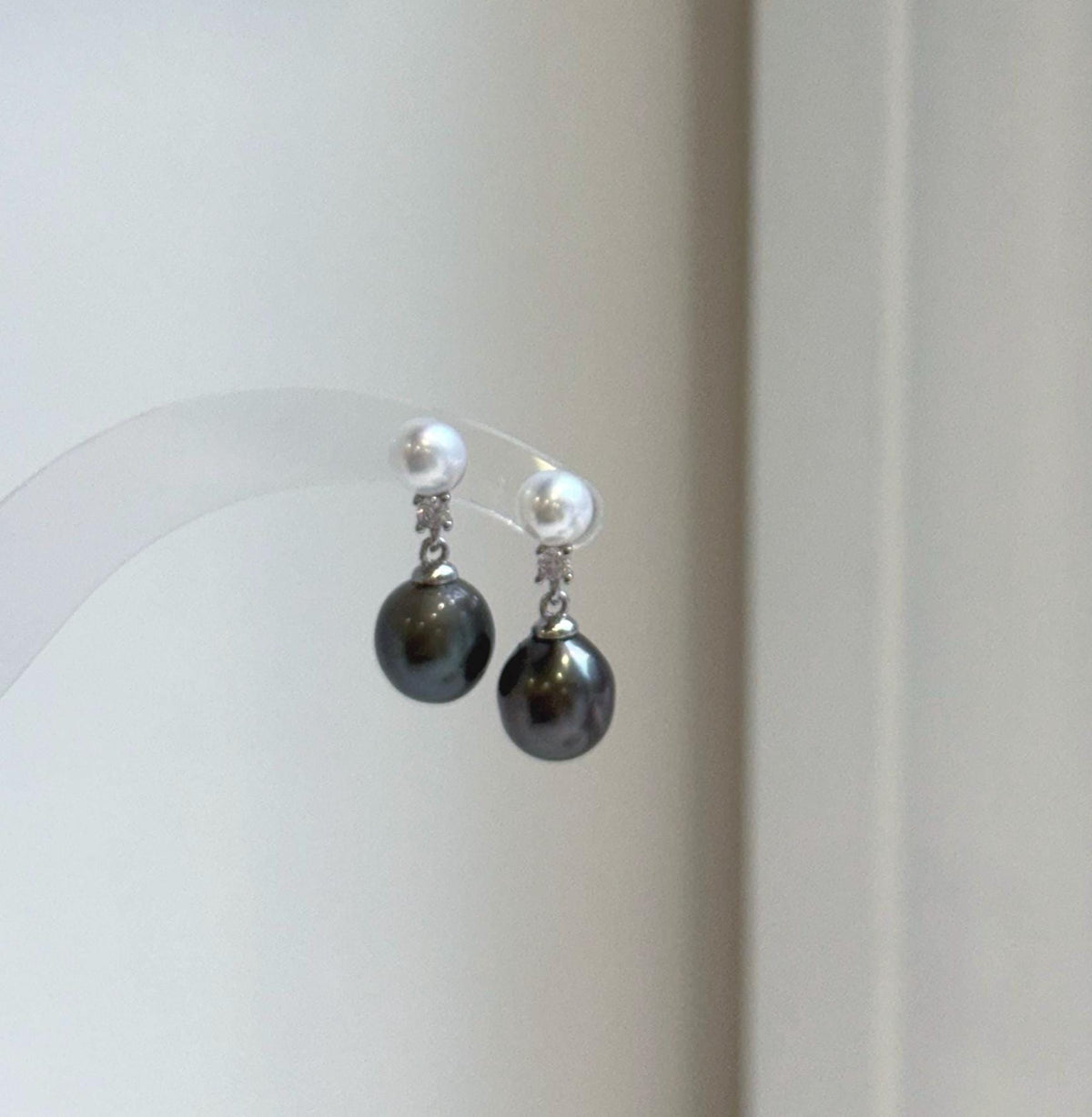 Elly’s 5.9-9.1mm Tahitian ocean white freshwater Pearls Earrings: Extreme luster Mirrored, 2.1cm high, S925 silver earrings.
