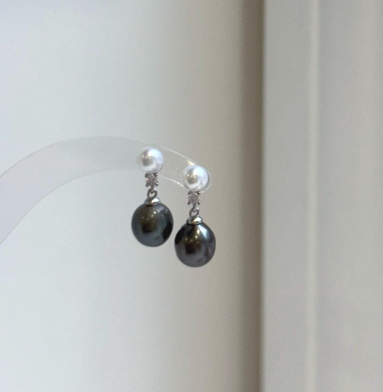 Elly’s 5.9-9.1mm Tahitian ocean white freshwater Pearls Earrings: Extreme luster Mirrored, 2.1cm high, S925 silver earrings.