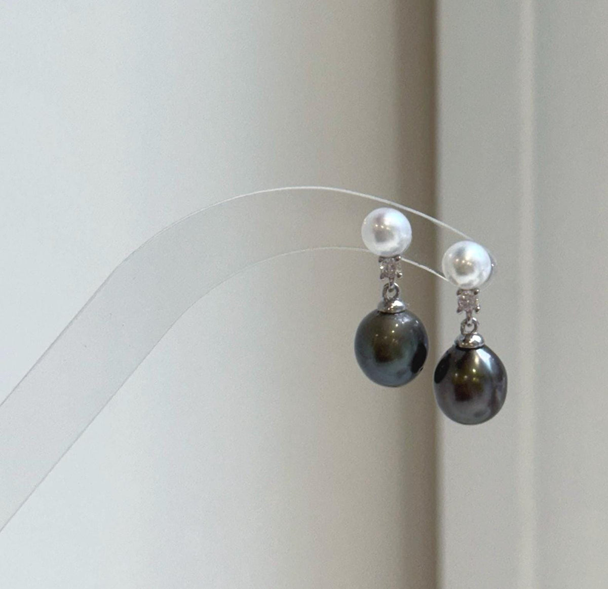 Elly’s 5.9-9.1mm Tahitian ocean white freshwater Pearls Earrings: Extreme luster Mirrored, 2.1cm high, S925 silver earrings.