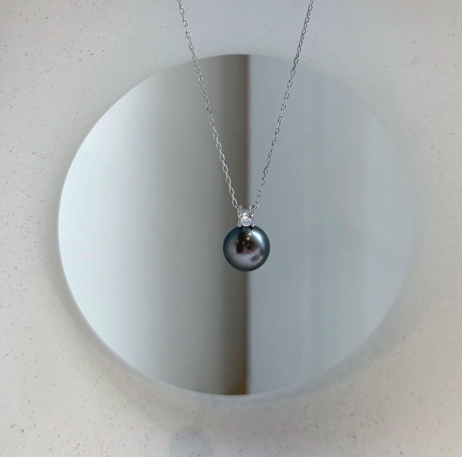 Elly’s 9.6mm Tahitian peacock green ocean pearl Minimalist pendant: Extreme luster, 1.3cm high, S925 silver pendant chain set. daily office Tahitian ocean pearl pendant for her