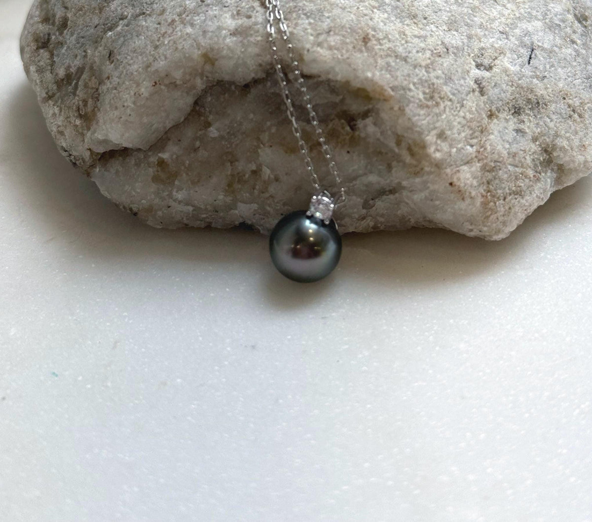 Elly’s 9.6mm Tahitian peacock green ocean pearl Minimalist pendant: Extreme luster, 1.3cm high, S925 silver pendant chain set. daily office Tahitian ocean pearl pendant for her holiday