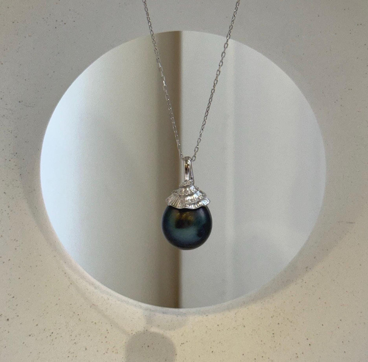 Elly’s 12.8mm Tahitian platinum hunter ocean pearl Minimalist pendant: Extreme luster, 2.3cm high, S925 silver pendant.