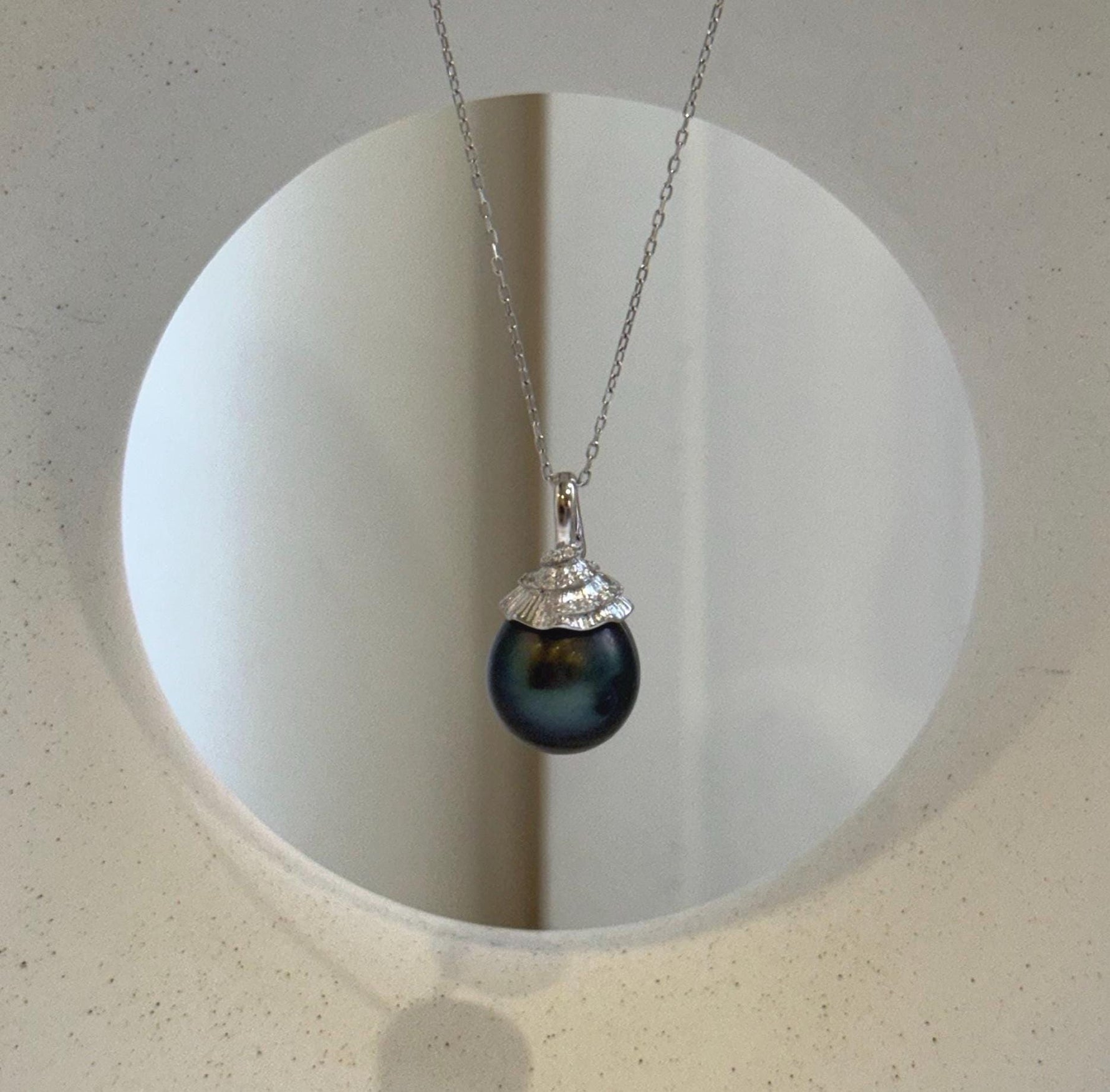 Elly’s 12.8mm Tahitian platinum hunter ocean pearl Minimalist pendant: Extreme luster, 2.3cm high, S925 silver pendant.