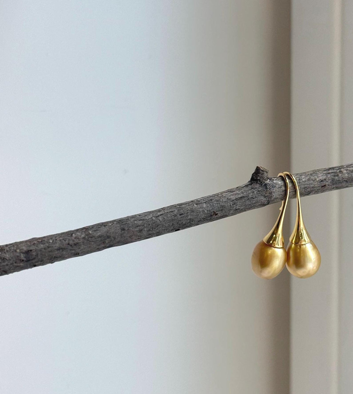 Elly’s 9.2mm Genius South sea deep golden ocean Pearls Earrings hooks: Extreme luster mirrored, 2.7cm high, S925 silver earrings. daily office golden pearls earrings hooks for her graduation