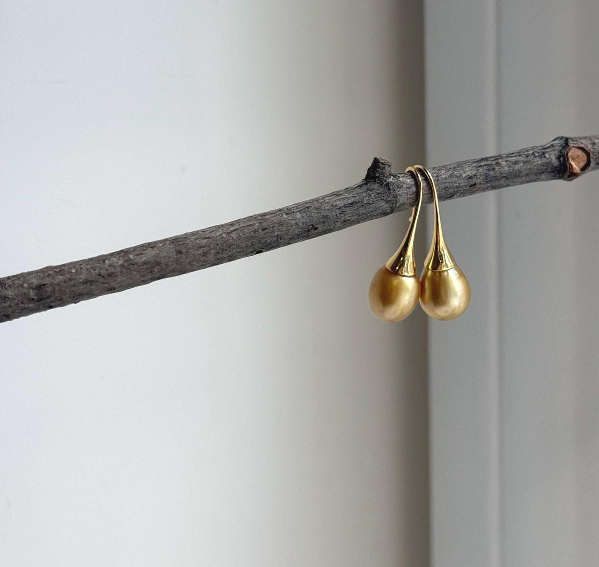 Elly’s 9.2mm Genius South sea deep golden ocean Pearls Earrings hooks: Extreme luster mirrored, 2.7cm high, S925 silver earrings.
