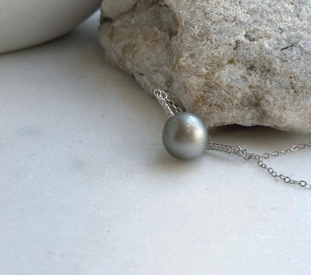 Elly’s 10.2mm Tahitian Ocean Pearl Silver platinum pearl pendant, S925 silver chain set.