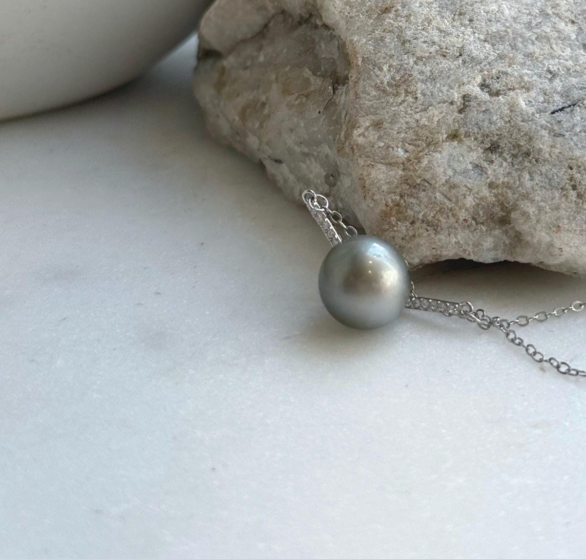 Elly’s 10.2mm Tahitian Ocean Pearl Silver platinum pearl pendant, S925 silver chain set.