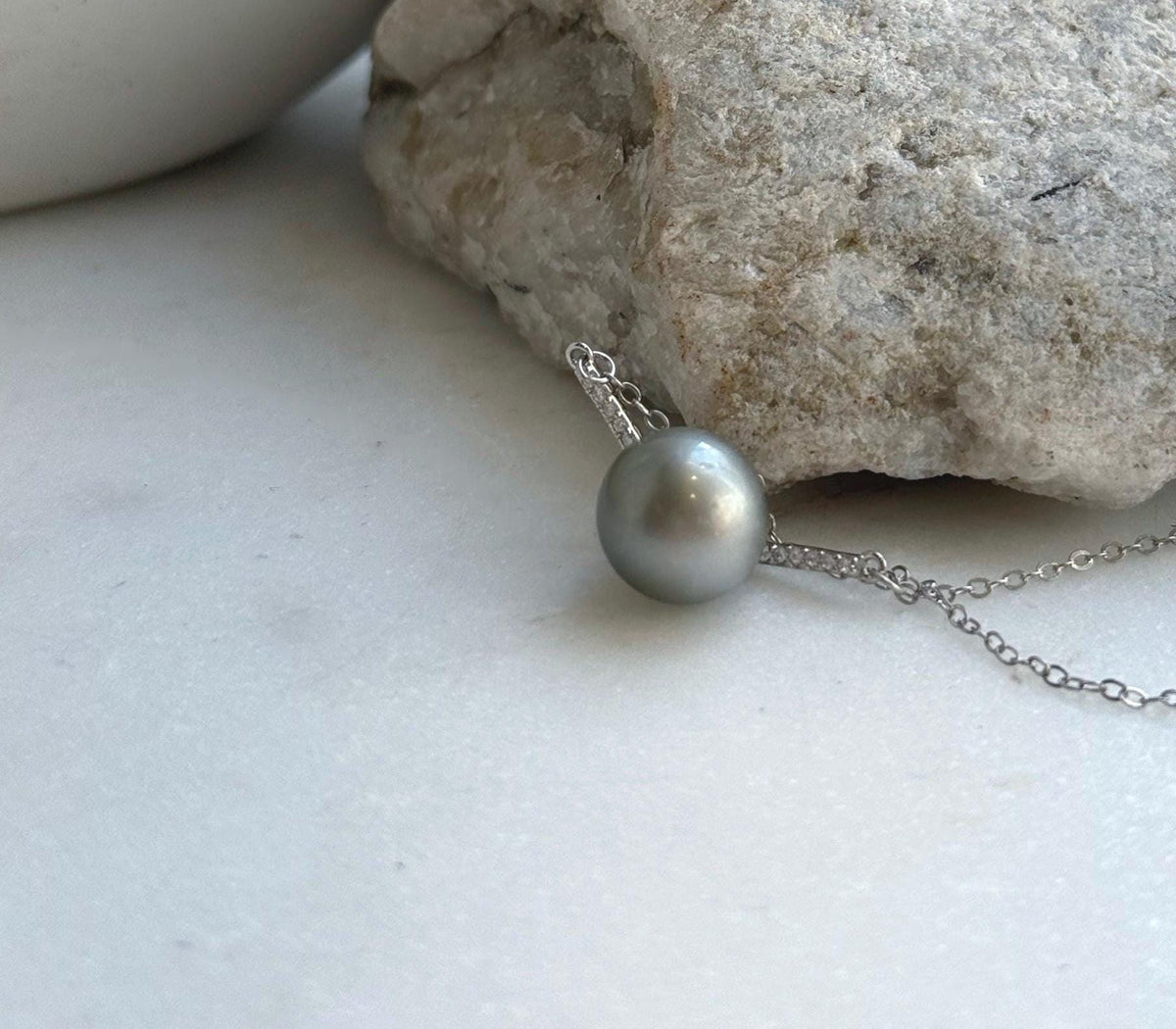 Elly’s 10.2mm Tahitian Ocean Pearl Silver platinum pearl pendant, S925 silver chain set.