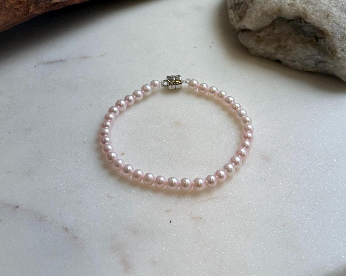 Elly’s Bracelet Pale pink Pearls: Extreme luster mirrored, 4.5-5mm, S925 silver clips Bracelet, different sizes.