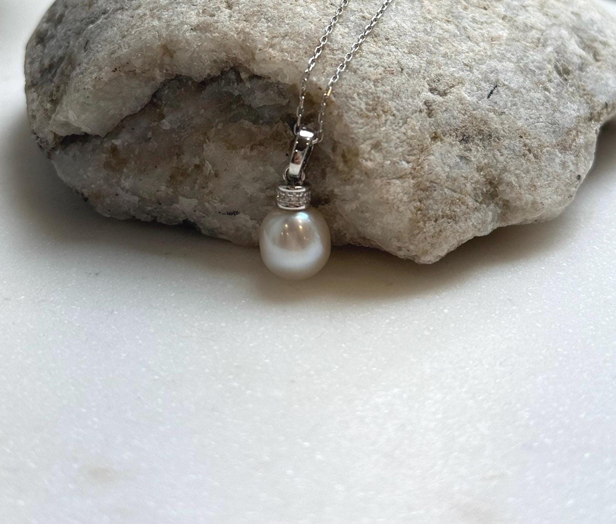 Elly’s Australian ocean white iridescent pearl cool Pendant: Extreme luster, 9.3mm, 2cm high, S925 silver pendant.