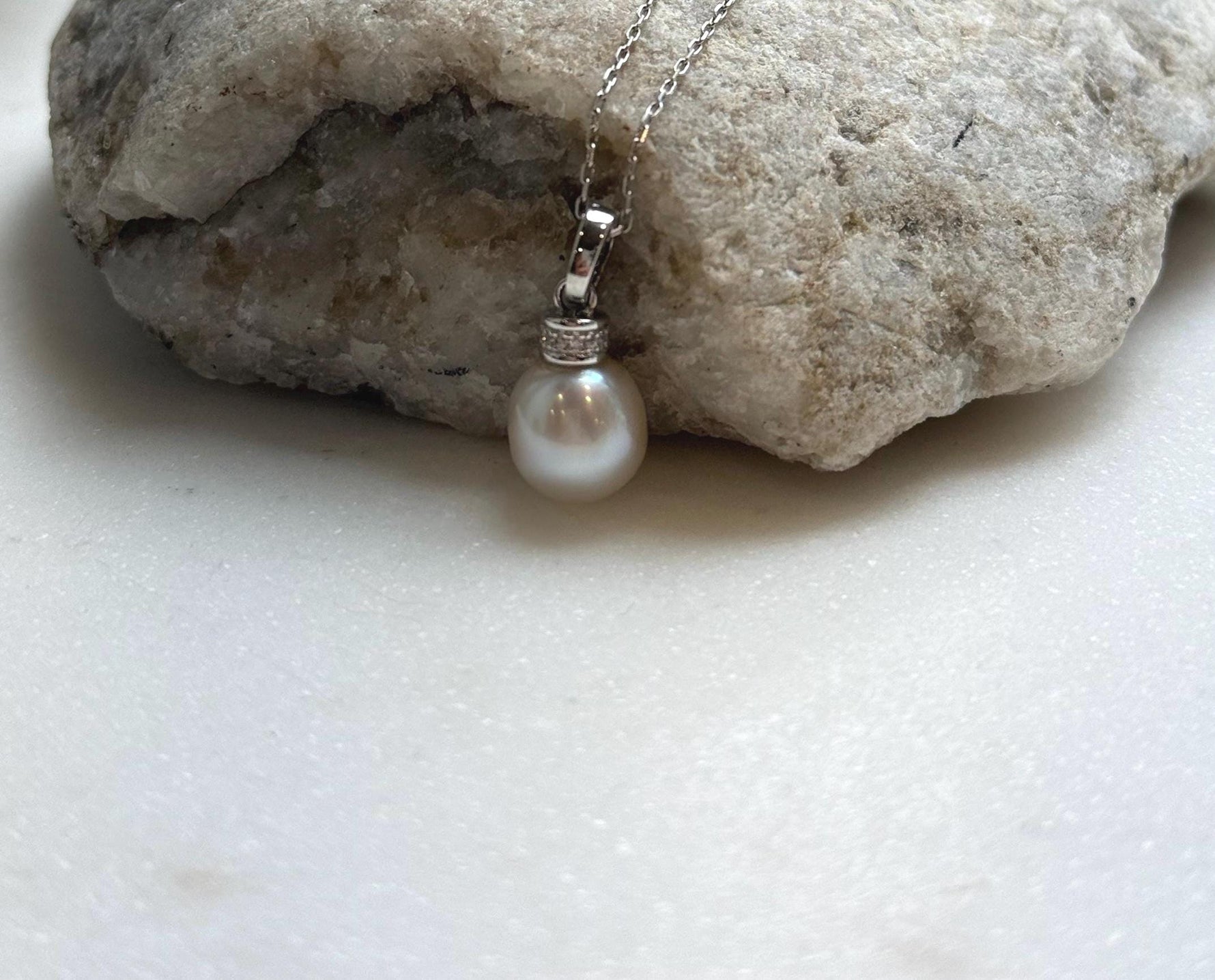 Elly’s Australian ocean white iridescent pearl cool Pendant: Extreme luster, 9.3mm, 2cm high, S925 silver pendant.