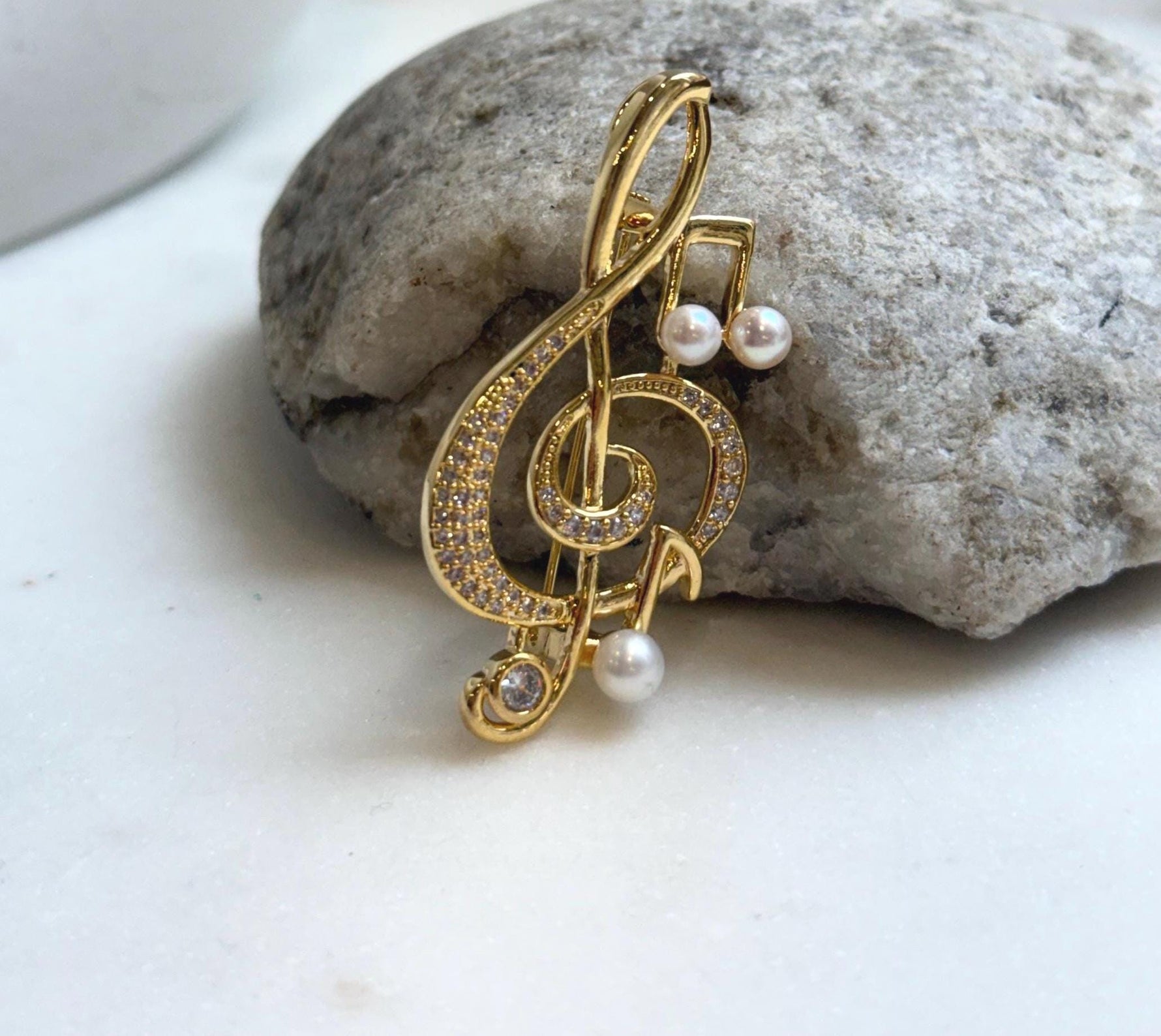 Elly’s white Pearls Treble Clef  Brooch Pendant 2in1: Extreme luster mirrored, 4.3-5mm, 2.5x4.7cm, daily office music brooch for her