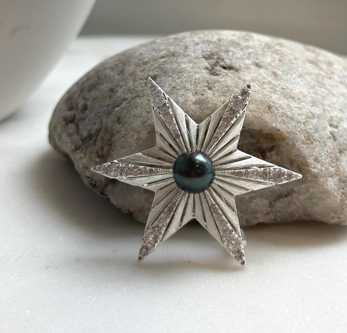 Elly’s Tahitian ocean Pearl Star Brooch Pendant 2in1: extreme luster mirrored,9.1mm,4.7cm dia.no chain.