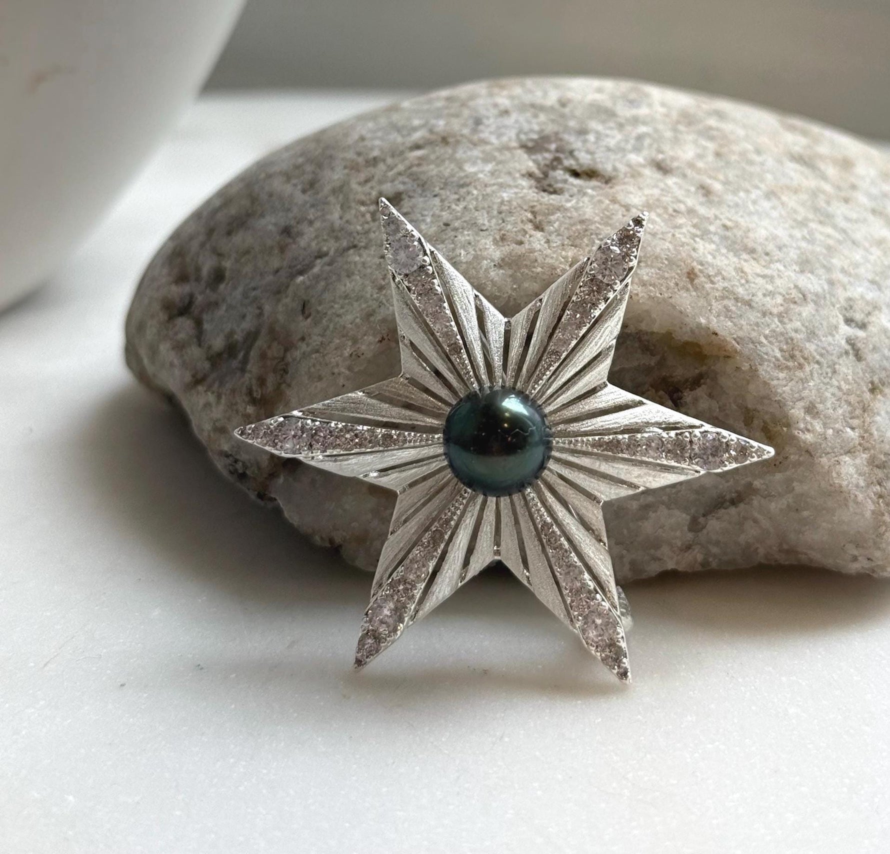 Elly’s Tahitian ocean Pearl Star Brooch Pendant 2in1: extreme luster mirrored,9.1mm,4.7cm dia.no chain.