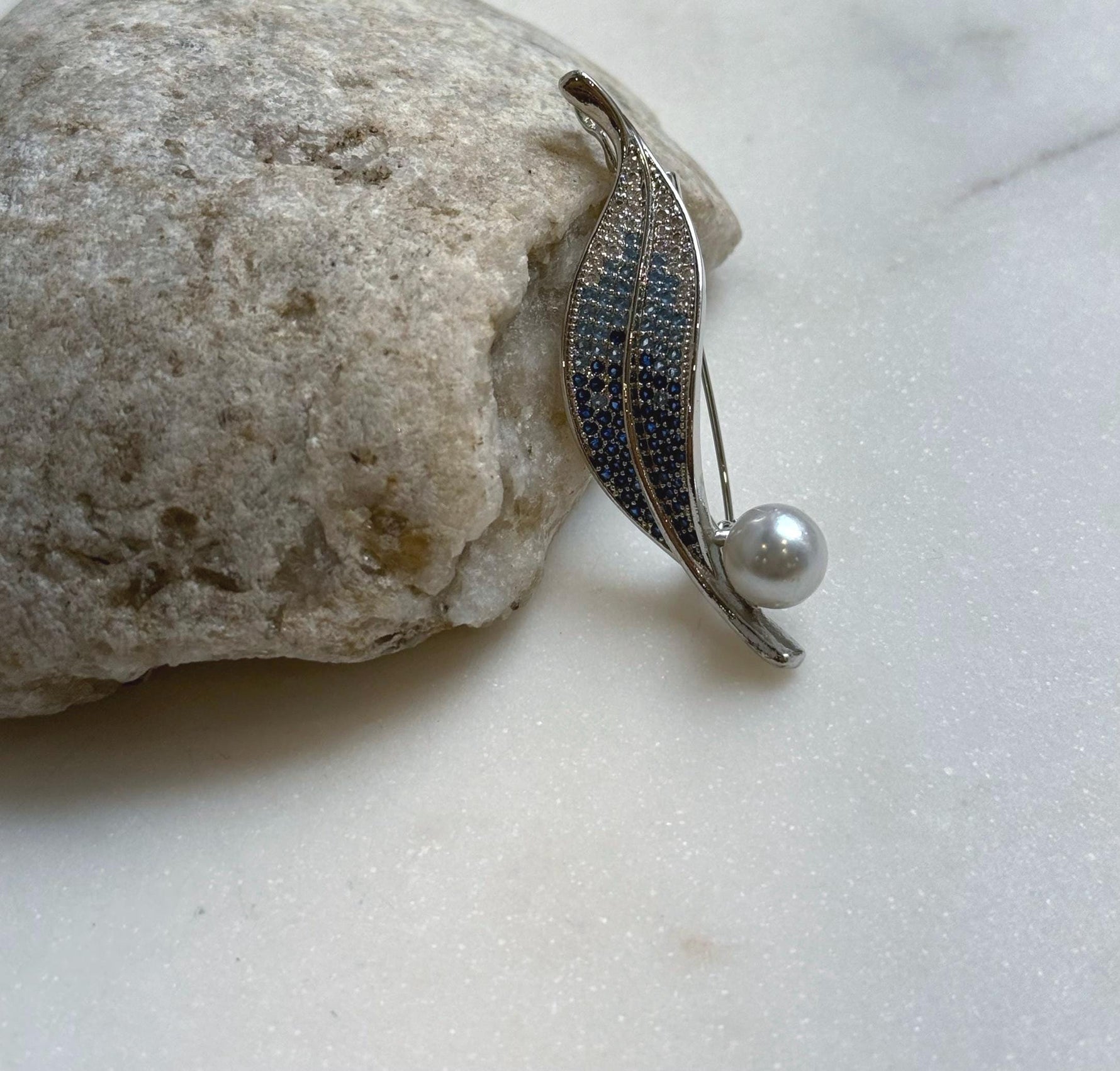 Elly’s 8.7mm Akoya ocean pearl Leaf brooch pendant 2in1: Extreme luster mirrored, 2.3x5.4cm, no chain. daily office brooch for her