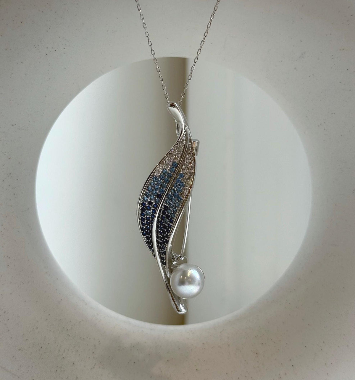 Elly’s 8.7mm Akoya ocean pearl Leaf brooch pendant 2in1: Extreme luster mirrored, 2.3x5.4cm, no chain. daily office brooch for her