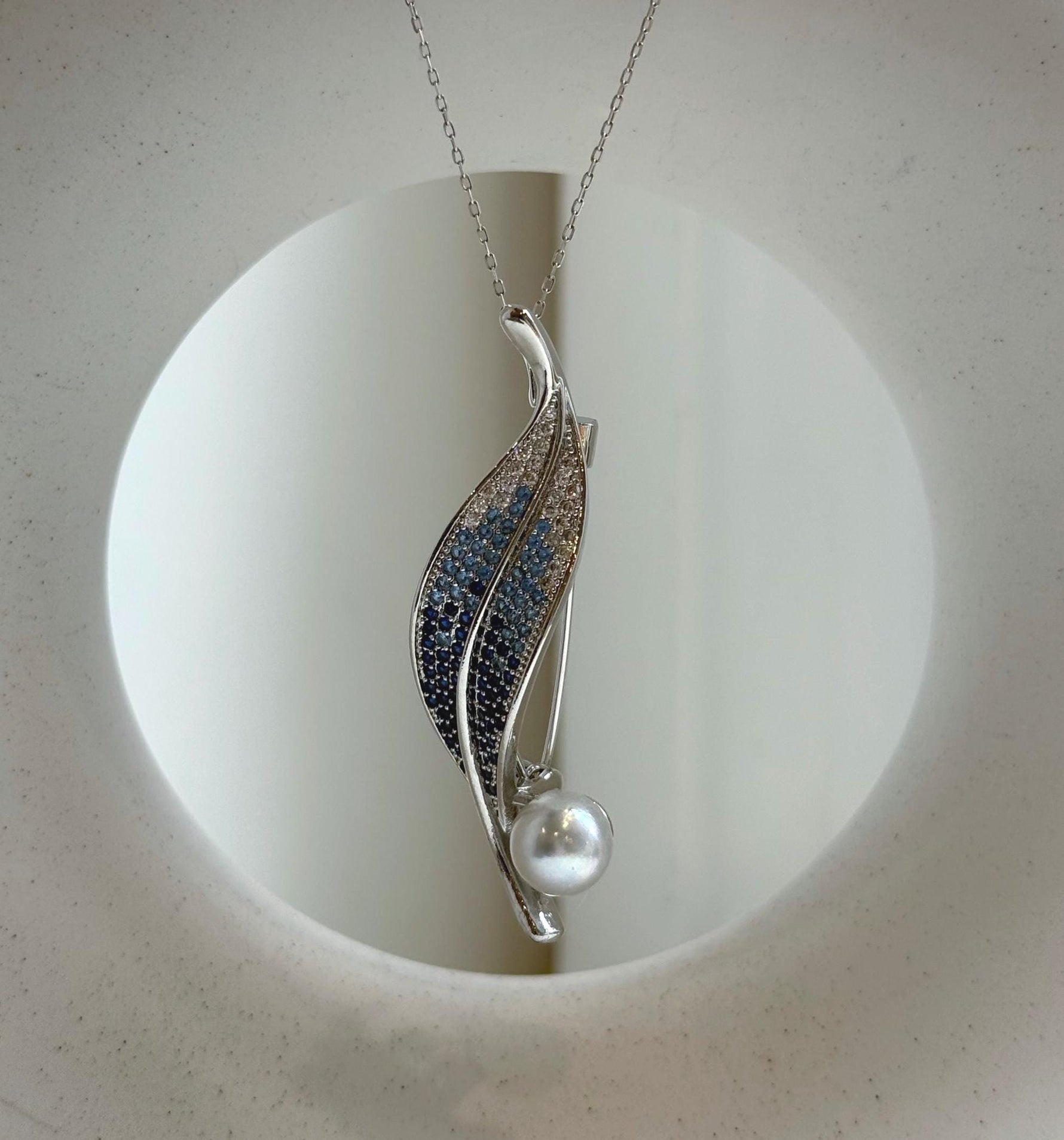 Elly’s 8.7mm Akoya ocean pearl Leaf brooch pendant 2in1: Extreme luster mirrored, 2.3x5.4cm, no chain. daily office brooch for her