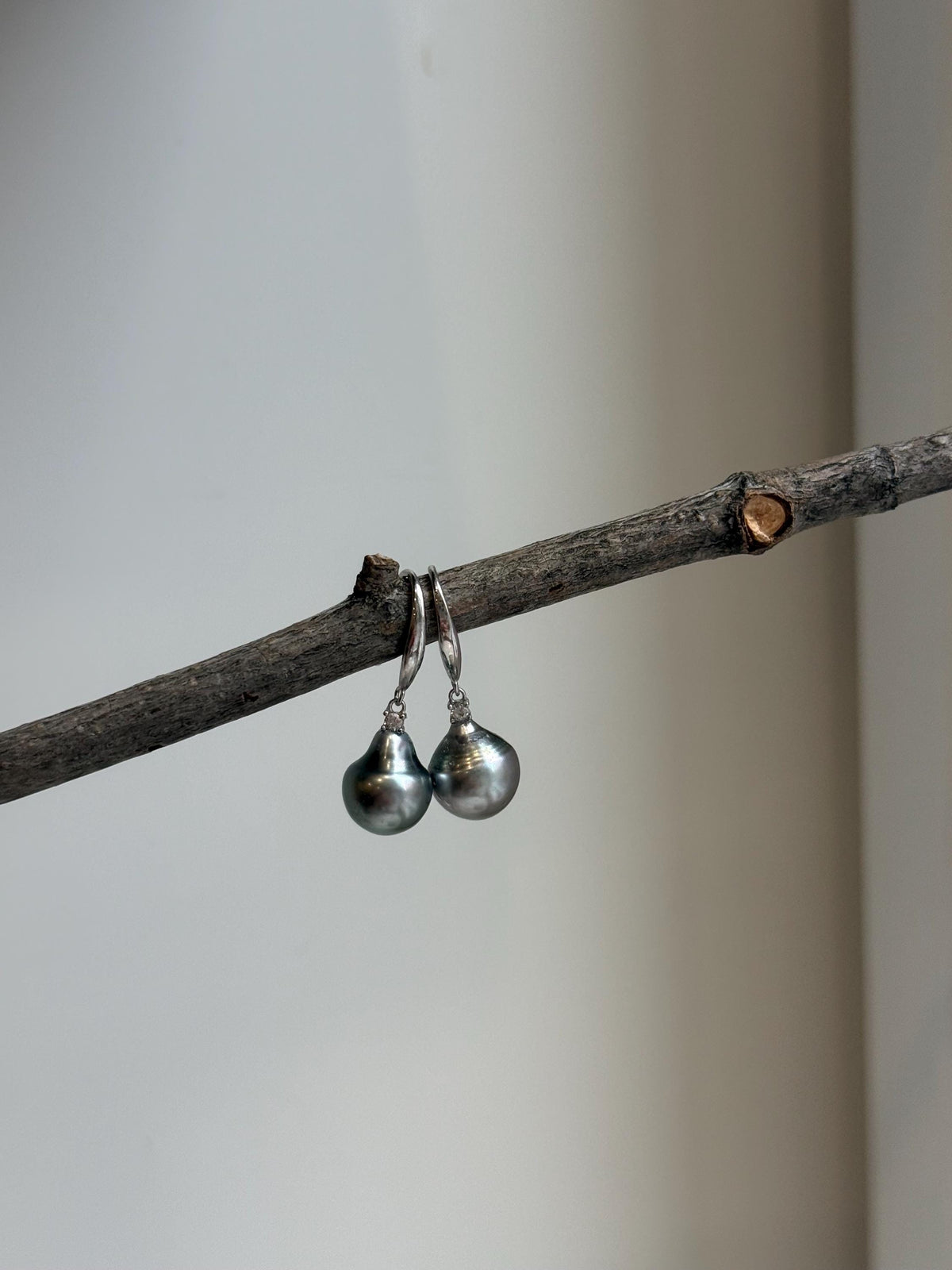Elly’s 9mm Tahitian silver ocean Pearls Earrings hooks: Extreme luster Mirrored, 2.5cm high, S925 silver earrings.