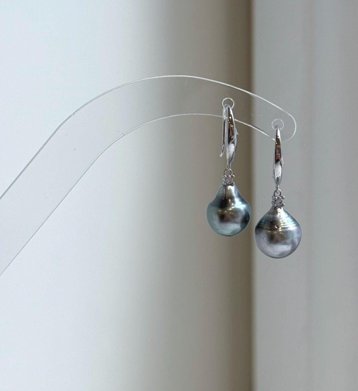 Elly’s 9mm Tahitian silver ocean Pearls Earrings hooks: Extreme luster Mirrored, 2.5cm high, S925 silver earrings.