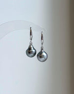 Elly’s 9mm Tahitian silver ocean Pearls Earrings hooks: Extreme luster Mirrored, 2.5cm high, S925 silver earrings.