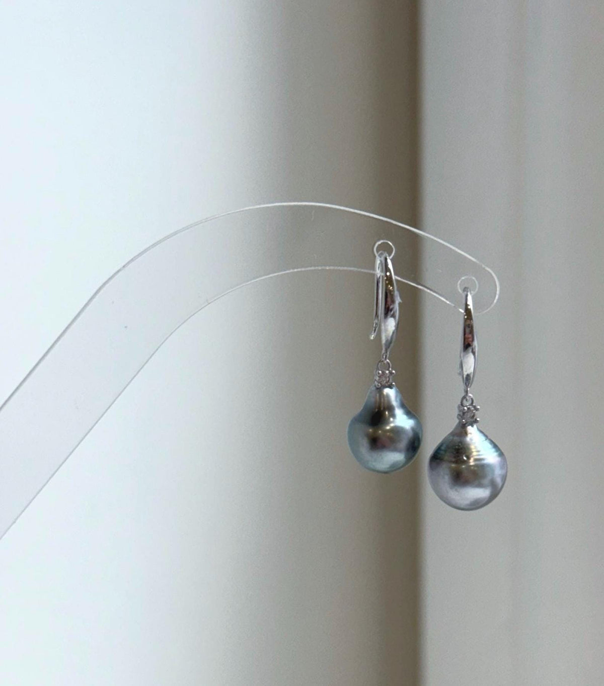 Elly’s 9mm Tahitian silver ocean Pearls Earrings hooks: Extreme luster Mirrored, 2.5cm high, S925 silver earrings.