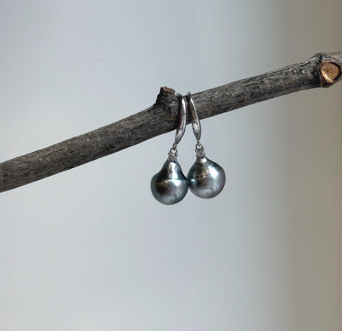 Elly’s 9mm Tahitian silver ocean Pearls Earrings hooks: Extreme luster Mirrored, 2.5cm high, S925 silver earrings.