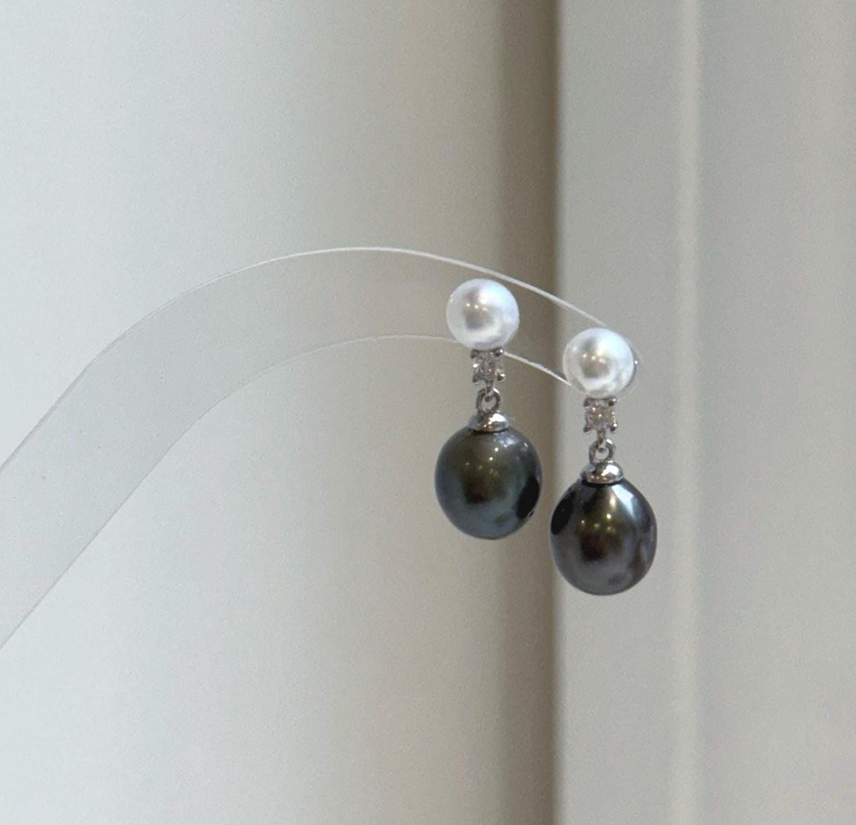 Elly’s 5.9-9.1mm Tahitian ocean white freshwater Pearls Earrings: Extreme luster Mirrored, 2.1cm high, S925 silver earrings.
