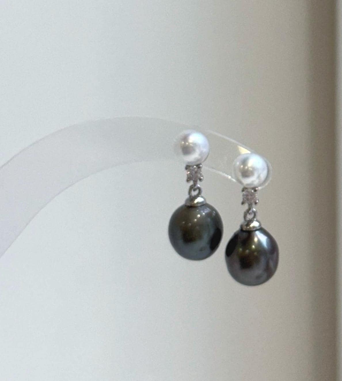 Elly’s 5.9-9.1mm Tahitian ocean white freshwater Pearls Earrings: Extreme luster Mirrored, 2.1cm high, S925 silver earrings.