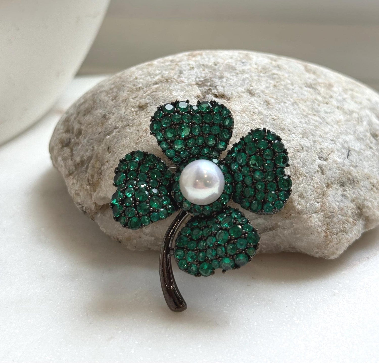 Elly’s 9.7mm Edison white pearl Floral brooch pendant 2in1: Extreme luster mirrored, 3.7cm dia.