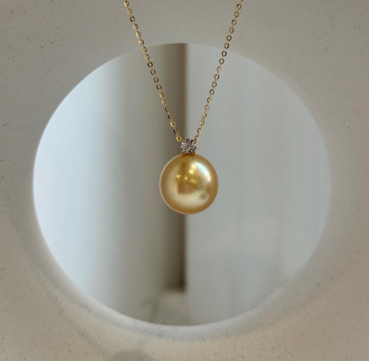 Elly’s 13.6mm Au750 18K Gold Genius South Sea Deep Golden Ocean Pearl Pendant: Extreme luster mirrored, 1.8cm high, 18K real gold pendant.