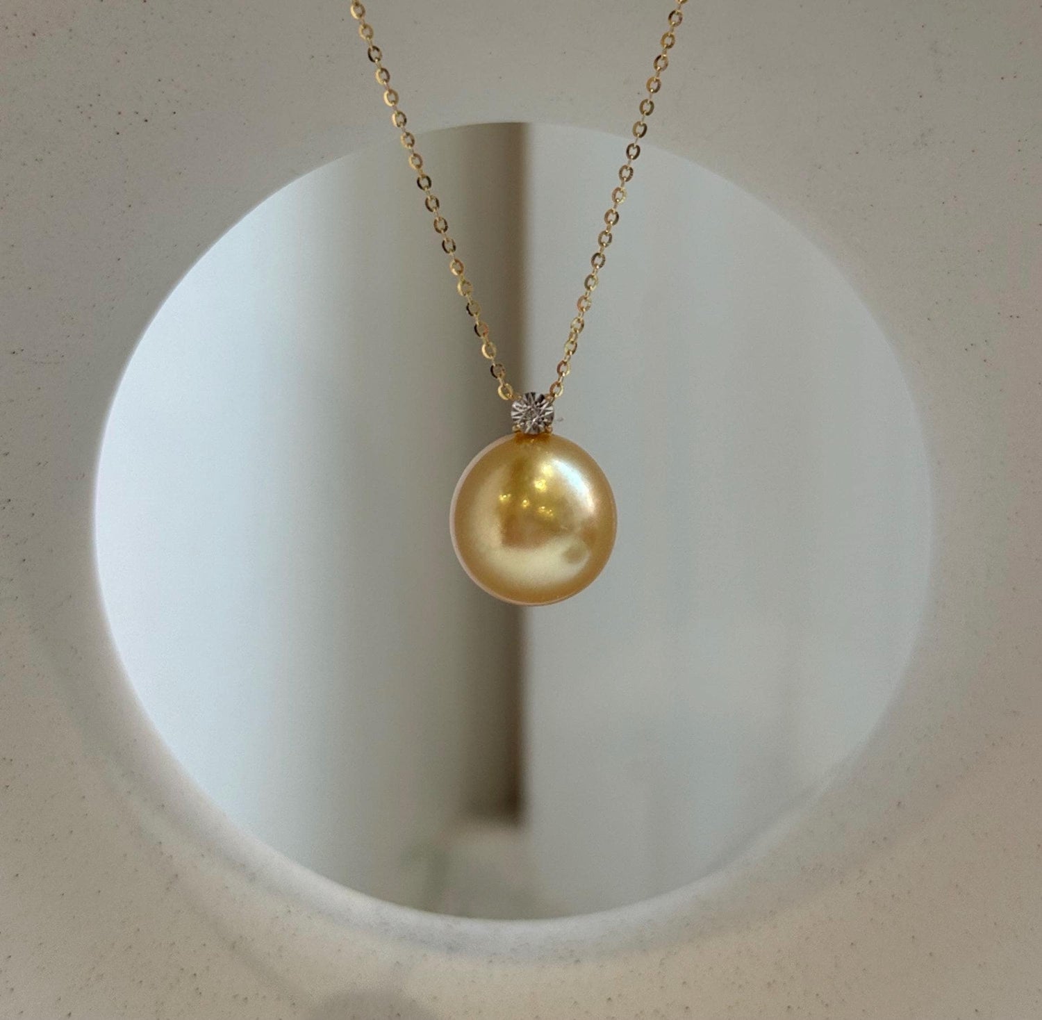 Elly’s 13.6mm Au750 18K Gold Genius South Sea Deep Golden Ocean Pearl Pendant: Extreme luster mirrored, 1.8cm high, 18K real gold pendant.