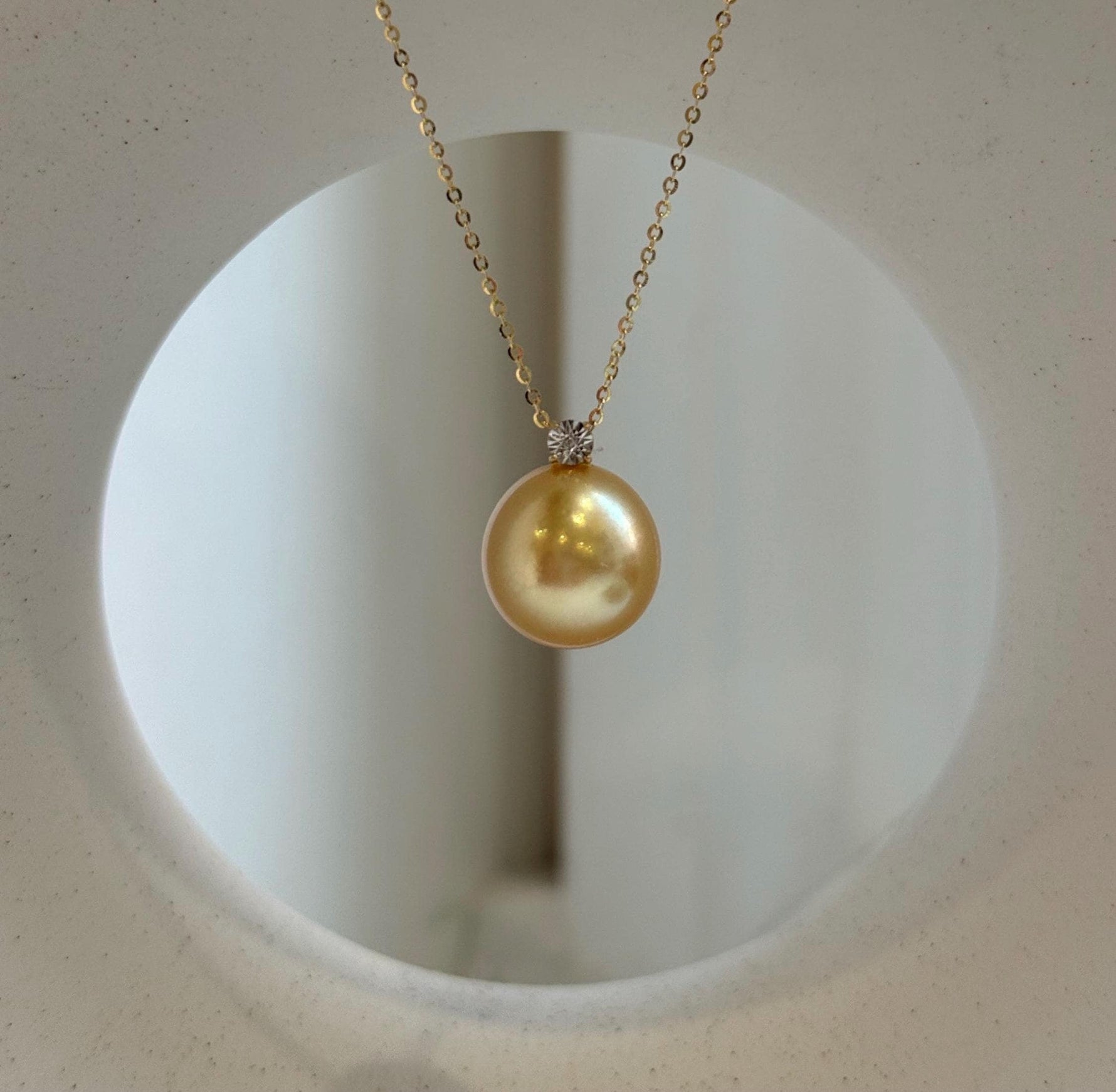 Elly’s 13.6mm Au750 18K Gold Genius South Sea Deep Golden Ocean Pearl Pendant: Extreme luster mirrored, 1.8cm high, 18K real gold pendant.