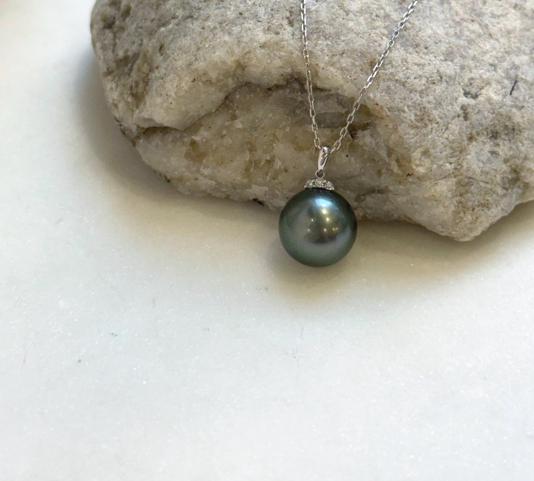 Elly’s 12.3mm Au750 18K Gold Genius Tahitian peacock green Ocean Pearl Pendant: Extreme luster mirrored, 1.9cm high, 18K real gold pendant. high quality real gold pearl pendant for her