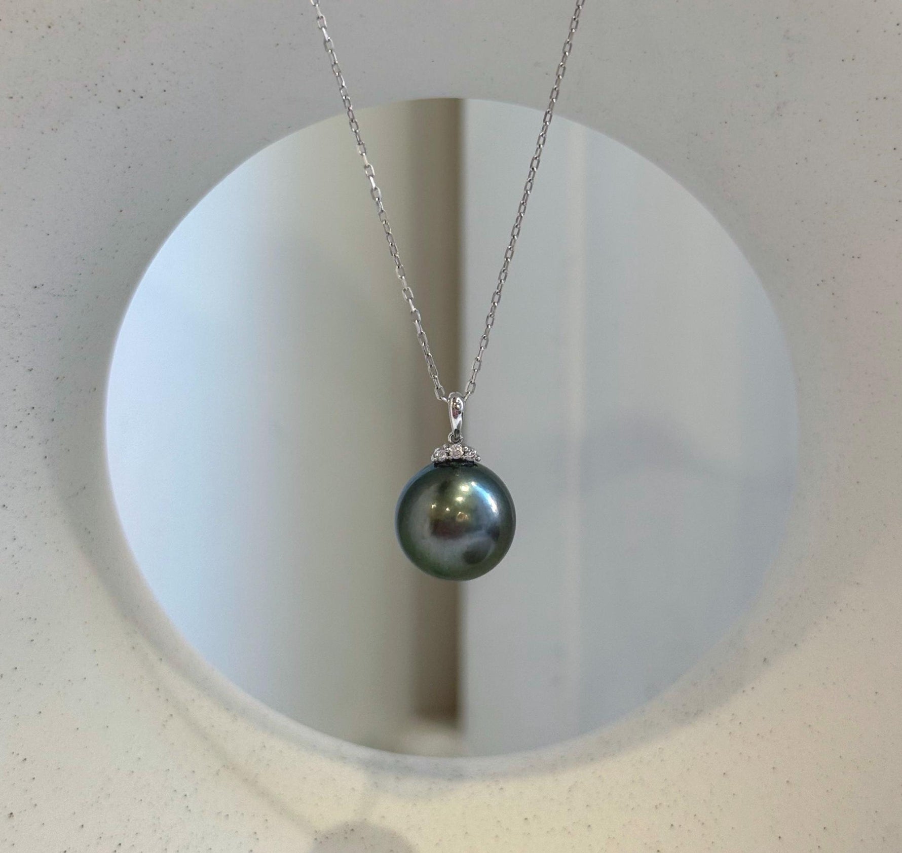 Elly’s 12.3mm Au750 18K Gold Genius Tahitian peacock green Ocean Pearl Pendant: Extreme luster mirrored, 1.9cm high, 18K real gold pendant. high quality real gold pearl pendant for her