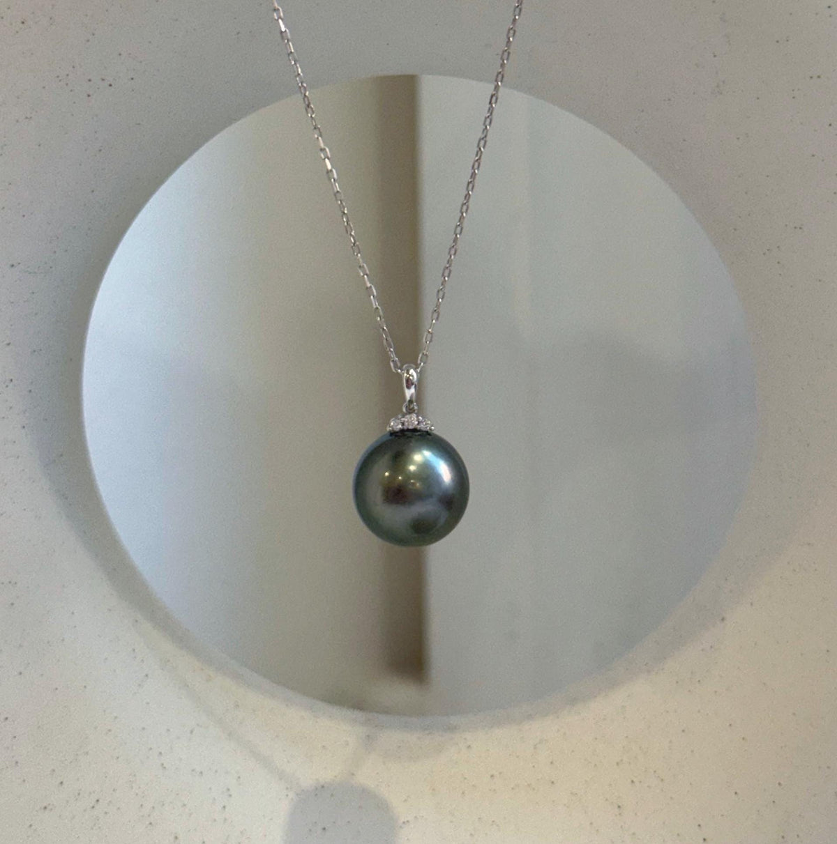 Elly’s 12.3mm Au750 18K Gold Genius Tahitian peacock green Ocean Pearl Pendant: Extreme luster mirrored, 1.9cm high, 18K real gold pendant. high quality real gold pearl pendant for her birthday