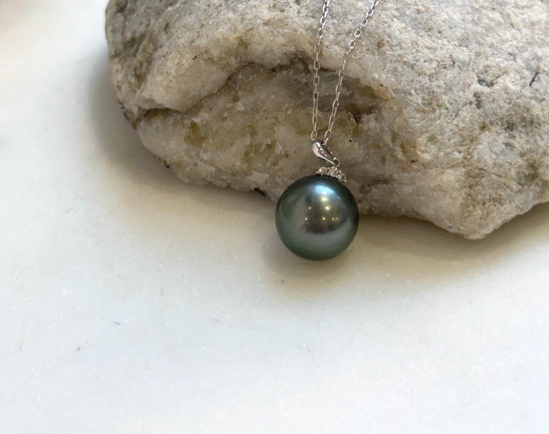 Elly’s 12.3mm Au750 18K Gold Genius Tahitian peacock green Ocean Pearl Pendant: Extreme luster mirrored, 1.9cm high, 18K real gold pendant. high quality real gold pearl pendant for her anniversary