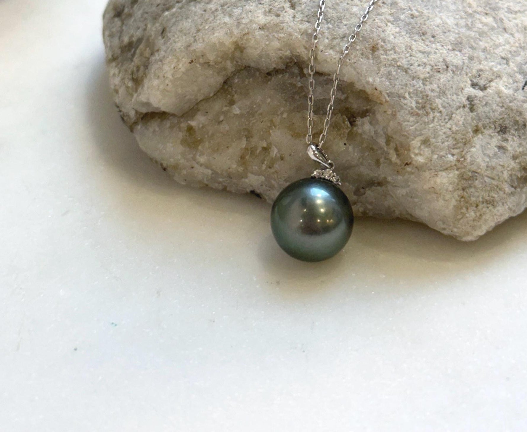Elly’s 12.3mm Au750 18K Gold Genius Tahitian peacock green Ocean Pearl Pendant: Extreme luster mirrored, 1.9cm high, 18K real gold pendant. high quality real gold pearl pendant for her