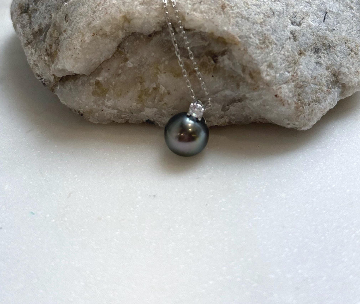Elly’s 9.6mm Tahitian peacock green ocean pearl Minimalist pendant: Extreme luster, 1.3cm high, S925 silver pendant chain set. daily office Tahitian ocean pearl pendant for her