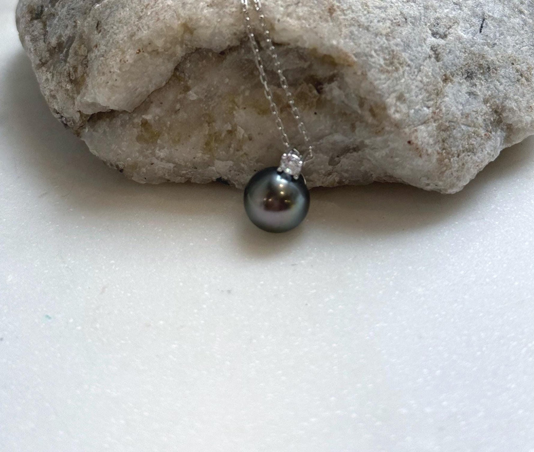 Elly’s 9.6mm Tahitian peacock green ocean pearl Minimalist pendant: Extreme luster, 1.3cm high, S925 silver pendant chain set. daily office Tahitian ocean pearl pendant for her