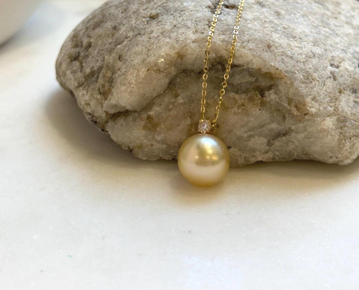 Elly’s 11.7mm Au750 18K Gold Genius South Sea ultra Golden Ocean Pearl high quality fancy cool golden pearl Pendant for her daily office wear
