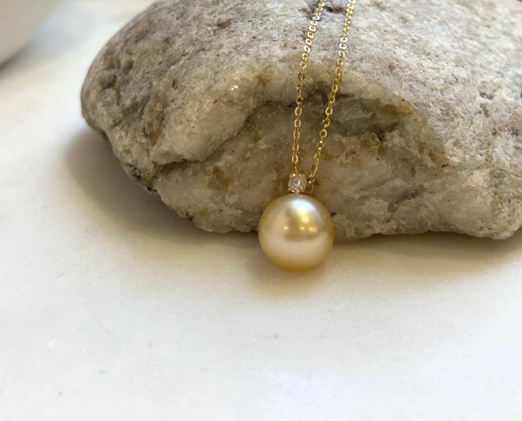 Elly’s 11.7mm Au750 18K Gold Genius South Sea ultra Golden Ocean Pearl high quality fancy cool golden pearl Pendant for her daily office wear